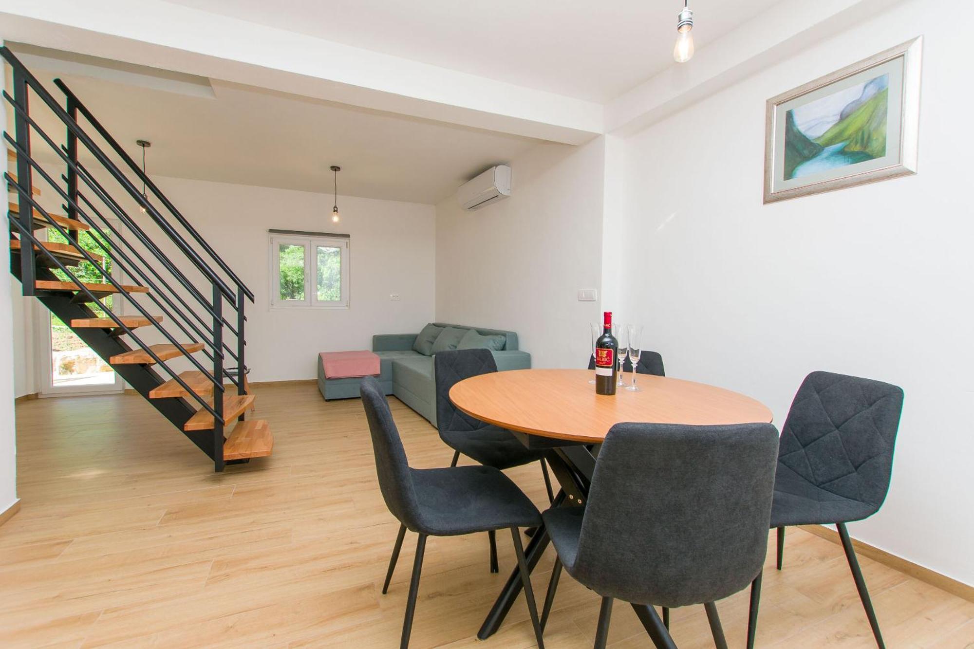Apartment Petea Omis Exterior photo