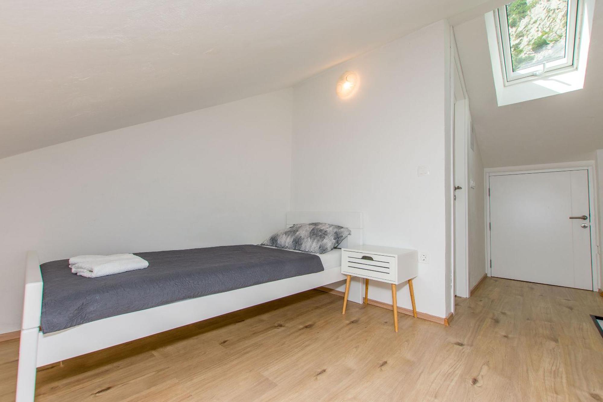 Apartment Petea Omis Exterior photo