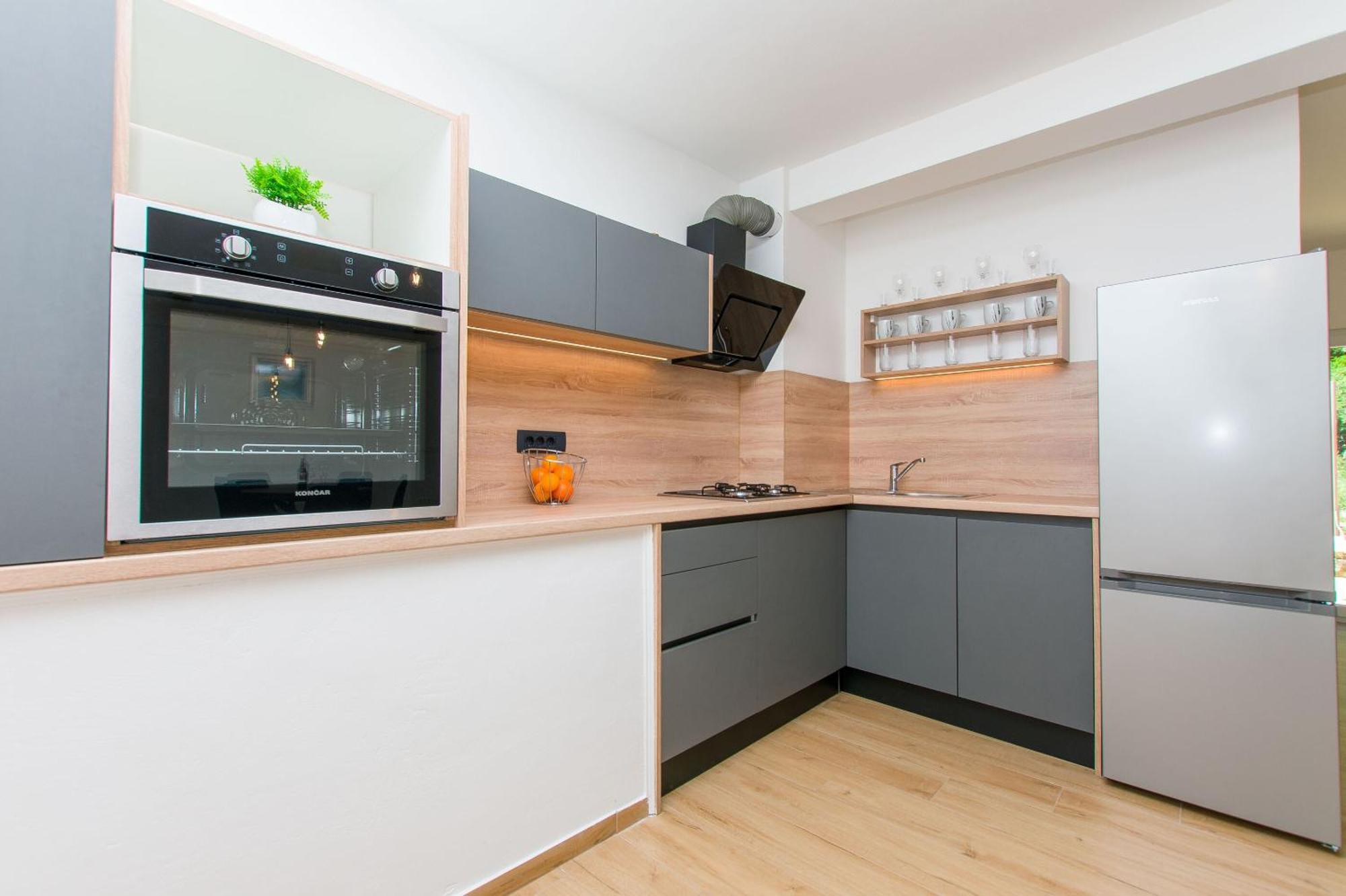 Apartment Petea Omis Exterior photo