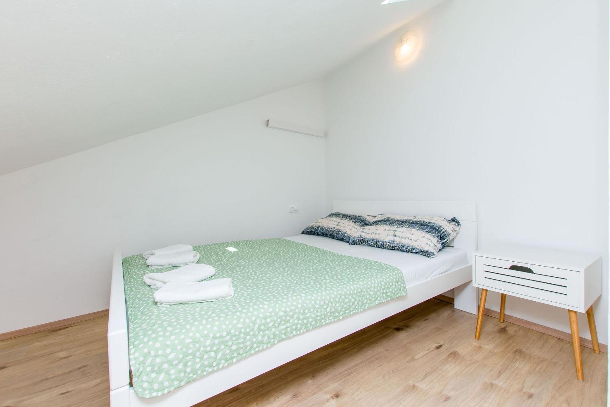 Apartment Petea Omis Exterior photo