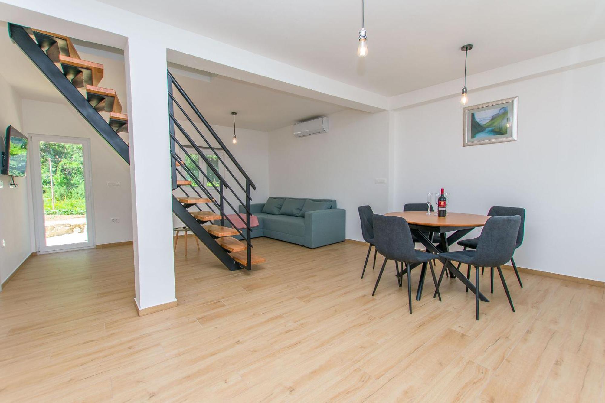Apartment Petea Omis Exterior photo