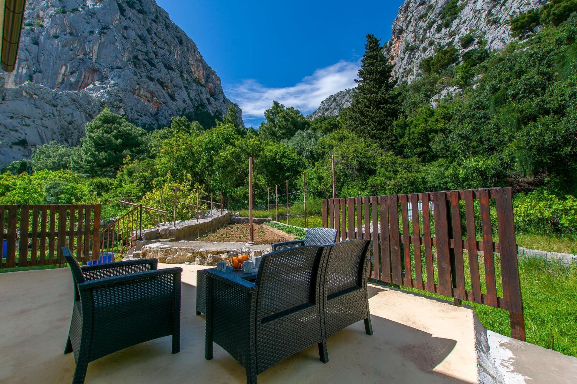 Apartment Petea Omis Exterior photo