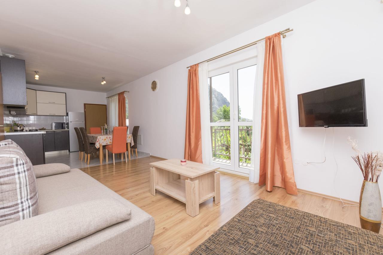 Apartment Petea Omis Exterior photo