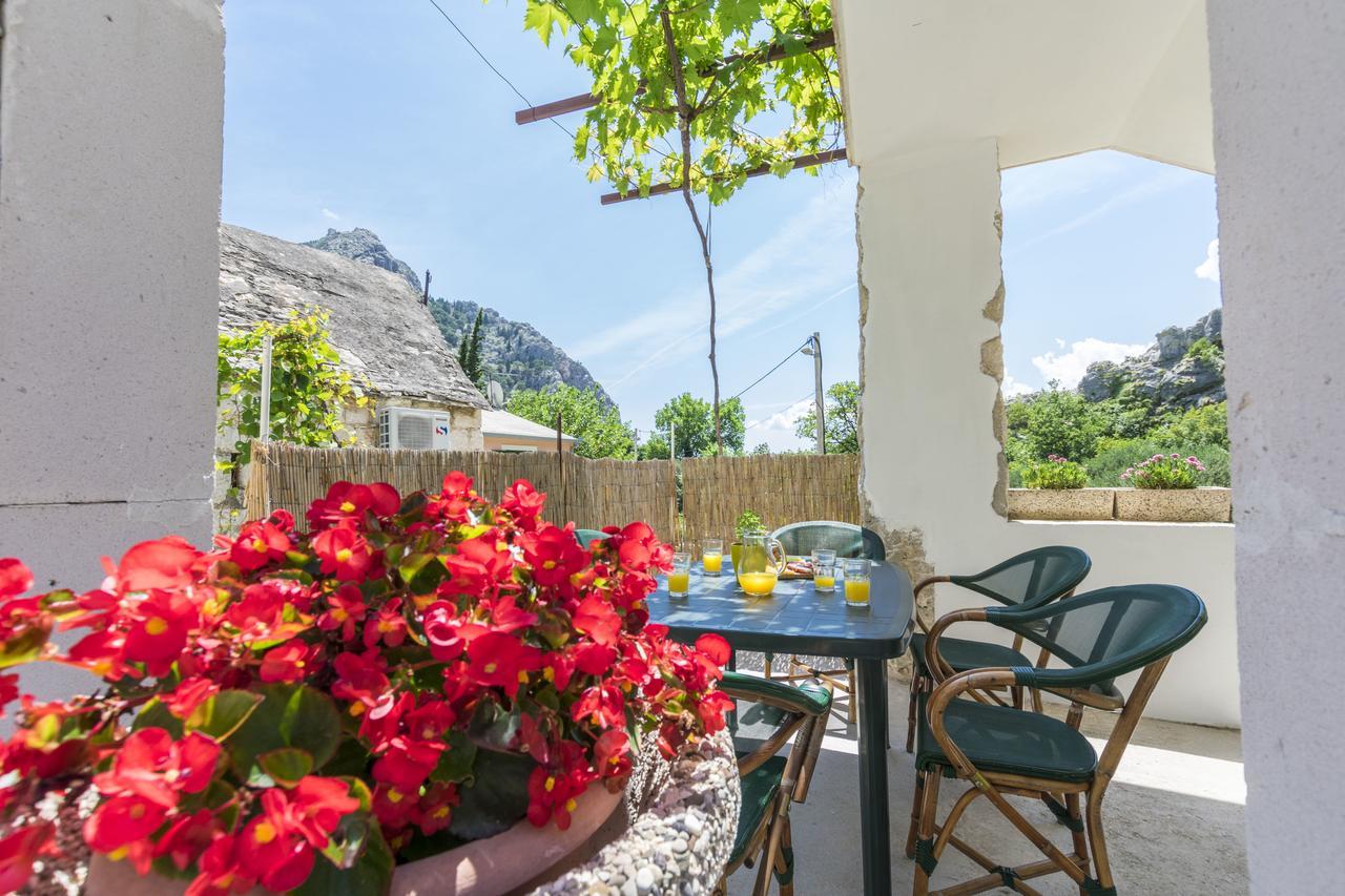 Apartment Petea Omis Exterior photo