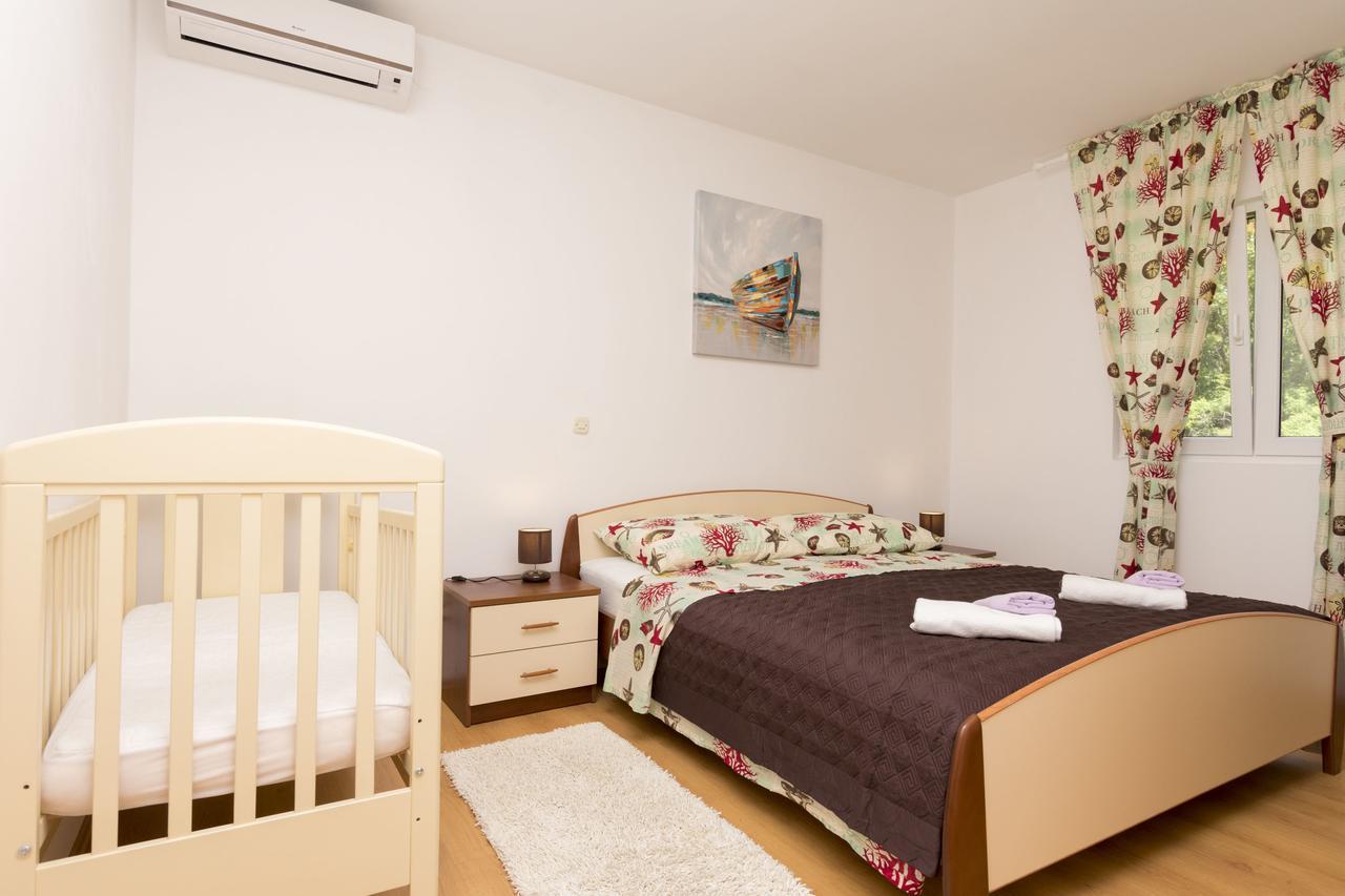 Apartment Petea Omis Room photo