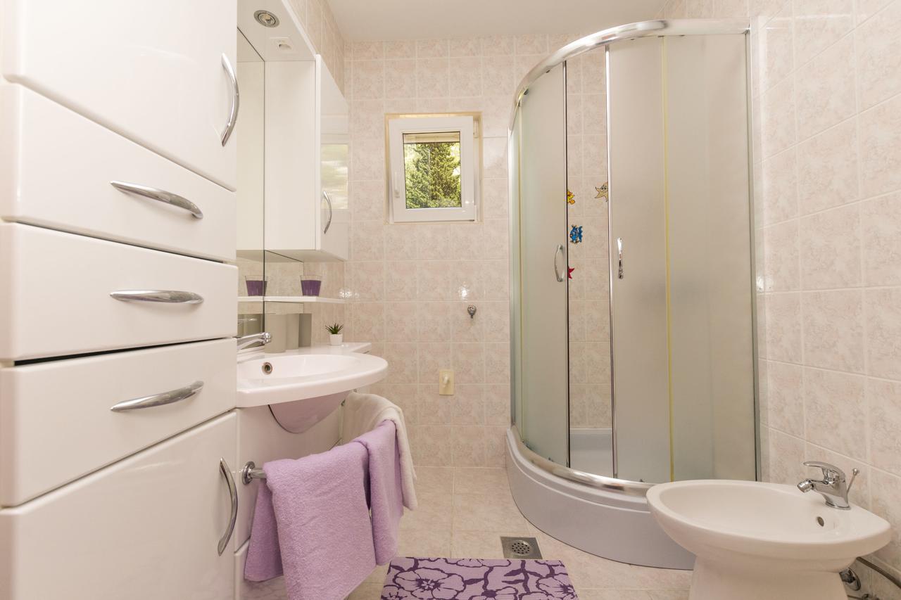 Apartment Petea Omis Exterior photo
