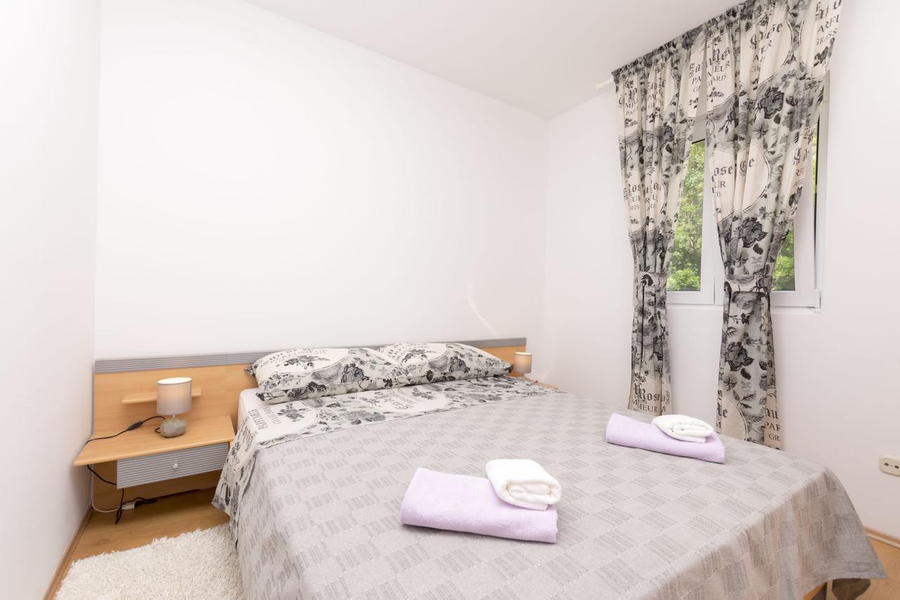 Apartment Petea Omis Room photo