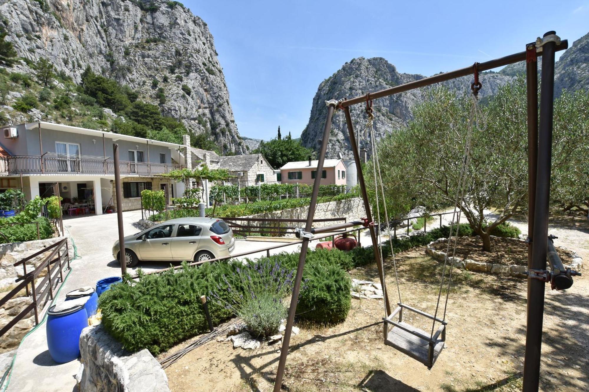 Apartment Petea Omis Exterior photo