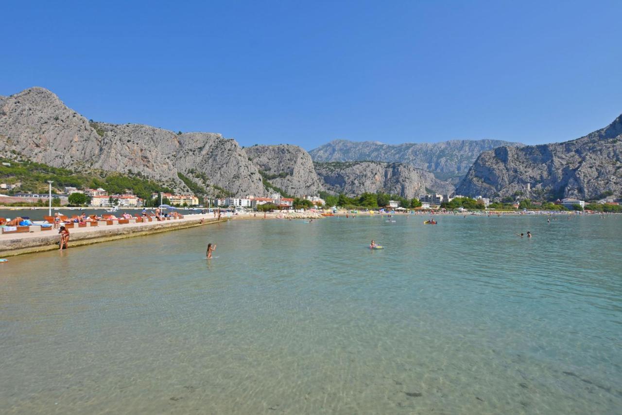 Apartment Petea Omis Exterior photo