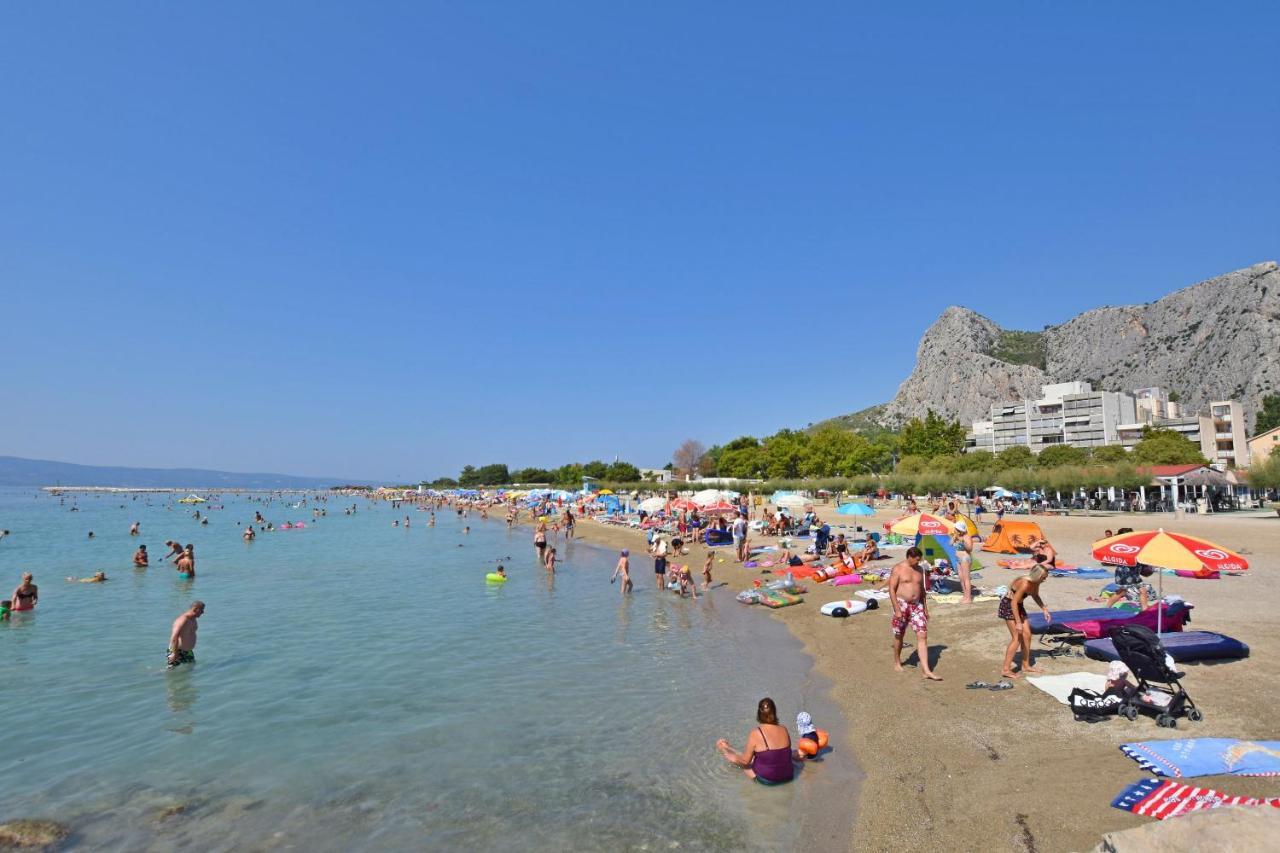 Apartment Petea Omis Exterior photo