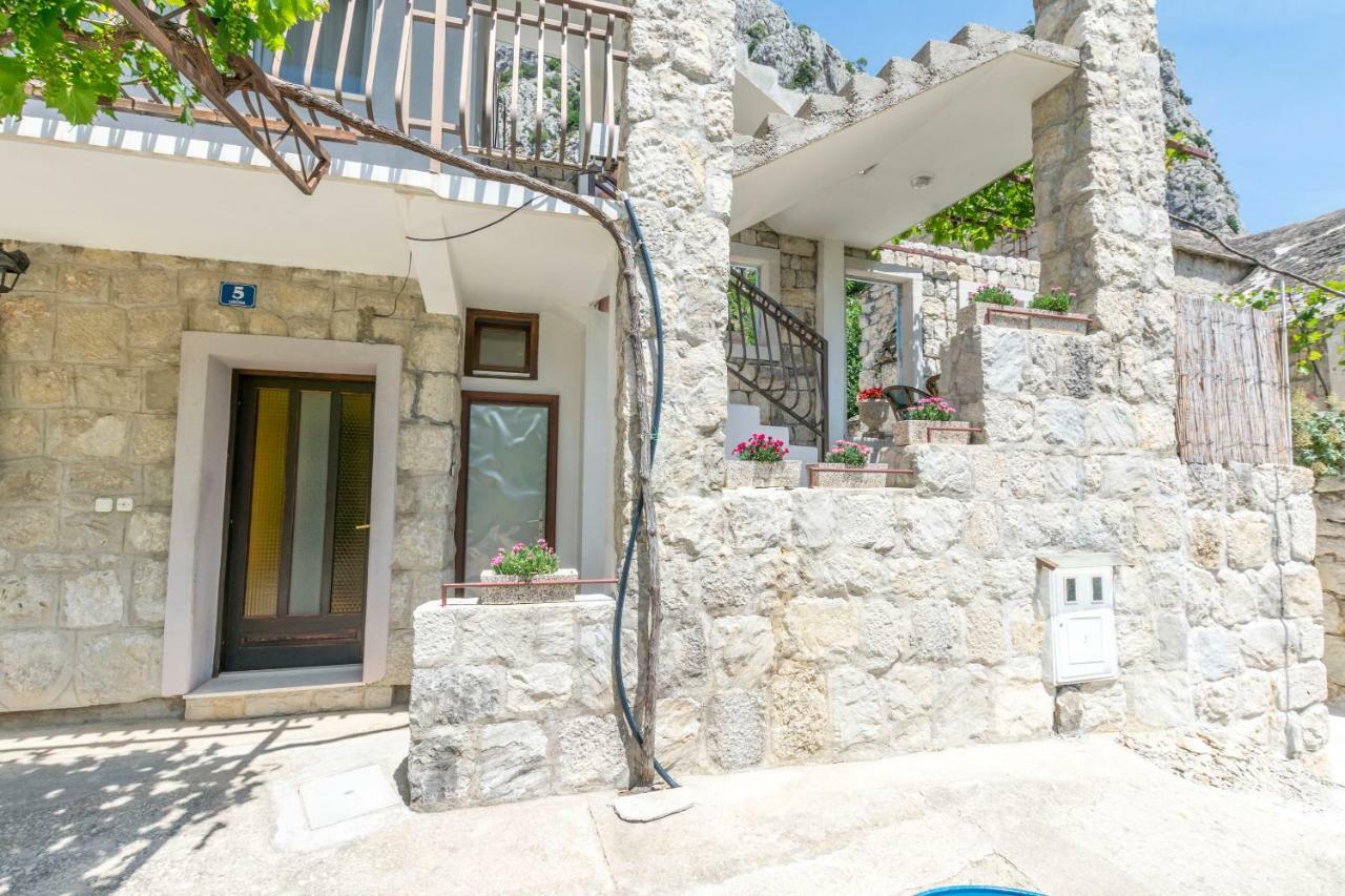 Apartment Petea Omis Exterior photo
